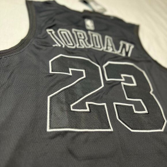 Michael Jordan Chicago Bulls MVP Jersey - Picture 6 of 8